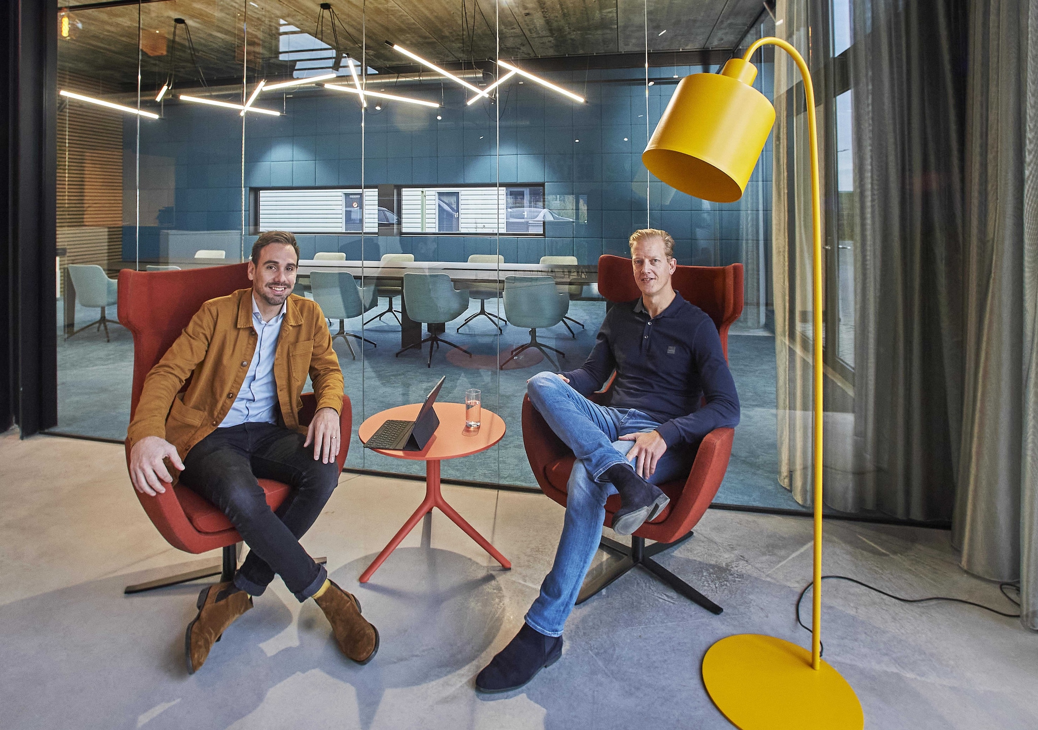 Havic, in 2008 opgericht, beschikt naast het hoofdkantoor met magazijn in Veghel over vier showrooms: in Amsterdam, Gouda, Hilversum en een showroom in Breendonk (BE). Op de foto directeur Dries Wiendels en Thijs Claassen, partner bij Havic. Foto:VanAssenDelft