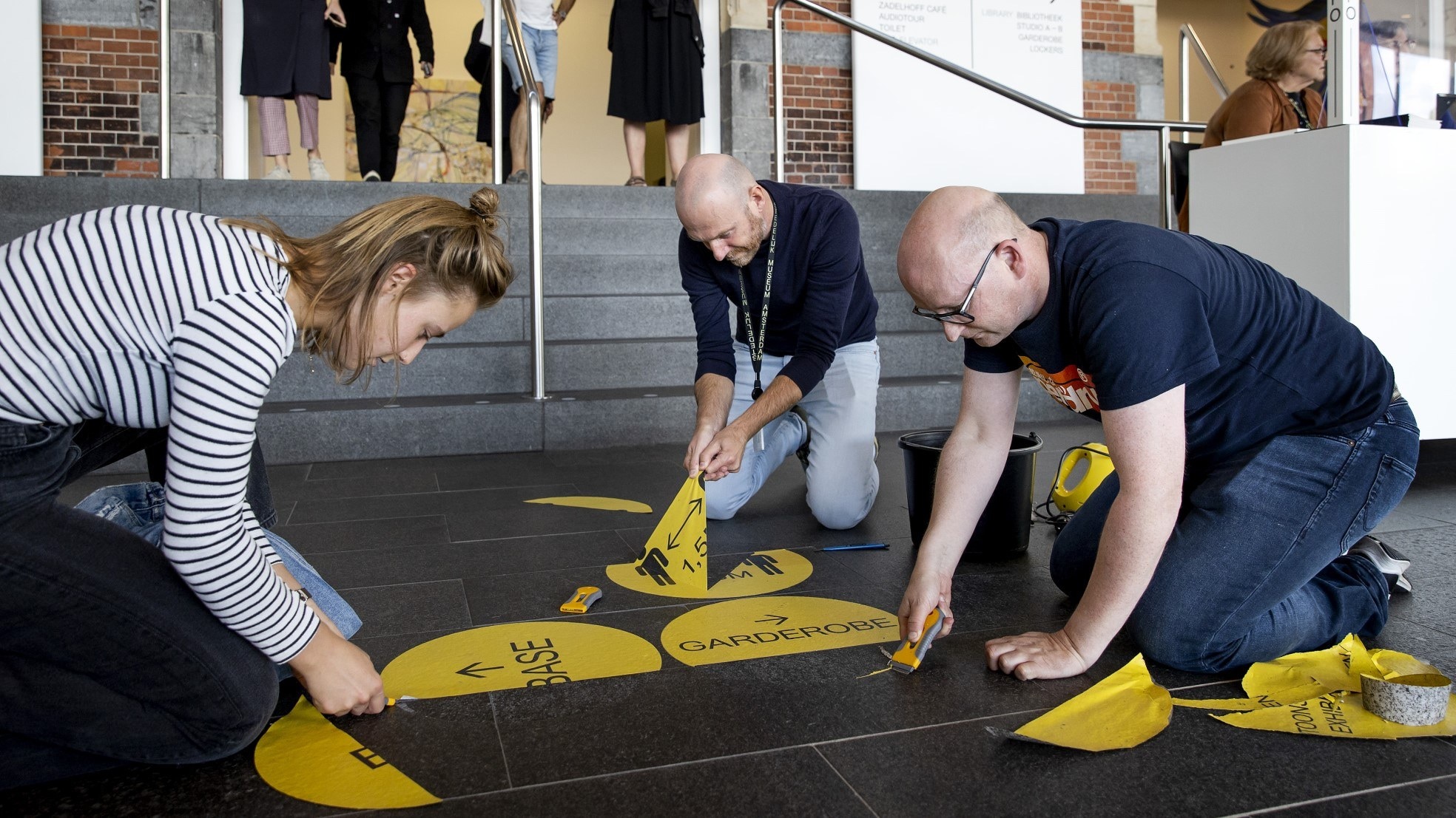 Medewerkers in het Stedelijk Museum Amsterdam verwijderden de anderhalve meterstickers in september nog. Foto: ANP.