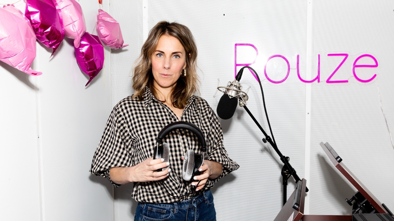Rouze-oprichter Eva de Visser in de podcaststudio waar 'the magic happens'. Foto's: Lin Woldendorp.