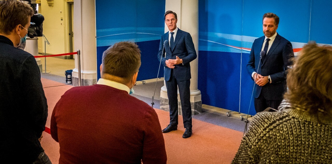 Demissionair premier Mark Rutte en demissionair Minister Hugo de Jonge van Volksgezondheid, Welzijn en Sport (CDA) geven een toelichting over de situatie rondom de basismaatregelen tegen het coronavirus. Rutte deed een dringende oproep aan iedereen om zich beter te houden aan die basismaatregelen tegen het coronavirus. Foto: ANP.
