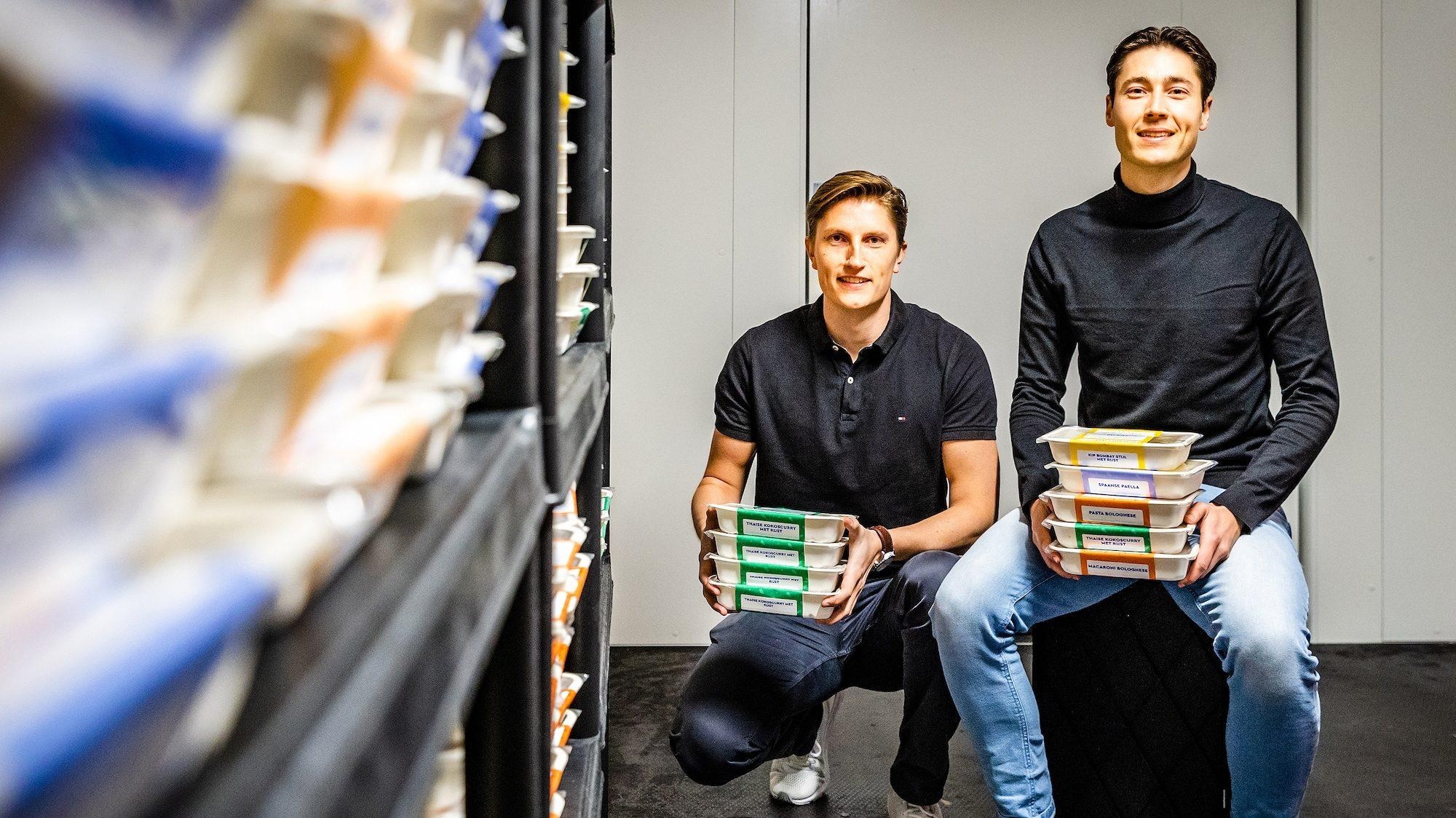 Jorn (l) en Niels Breure bezig met de bevoorrading van hun maaltijdboxen. Foto: Jeffrey Groeneweg