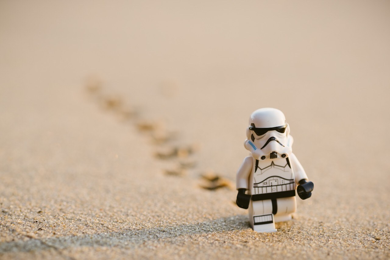 Wie kleiner overkomt dan hij in werkelijkheid is, scoort meer sympathie. Foto: Unsplash