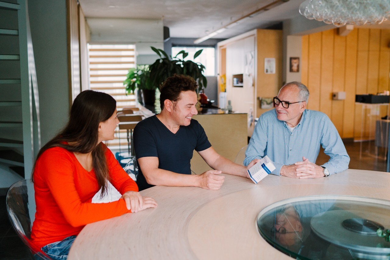 OKB-adviseur René Portielje (rechts) in gesprek met ondernemers. Foto: Anouk Fotografeert