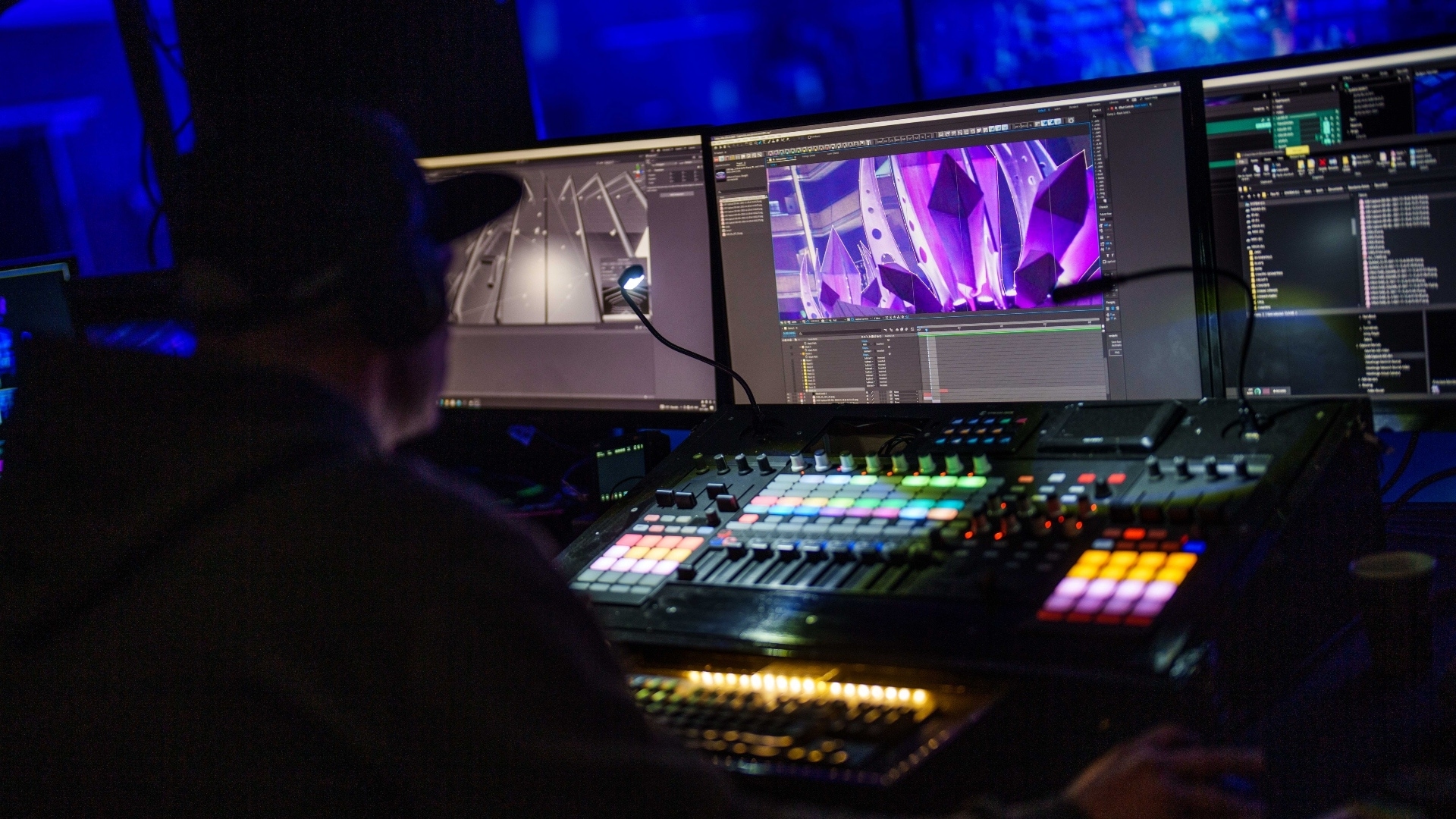Een beeld uit de nacht van donderdag op vrijdag: medewerkers van Q-dance die een livestream produceren. Foto: Menno van der Veen