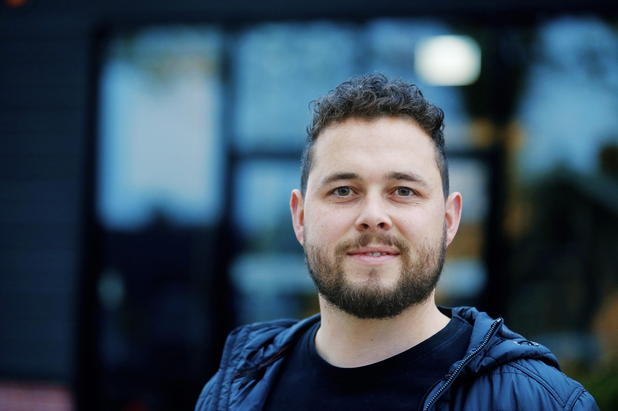 ''Dankzij het lichtgewicht materiaal is een fundering niet nodig. De standaardisatie garandeert dat we de semipermanente bedrijfshallen en opslagtenten snel kunnen opbouwen én weer kunnen afbreken'', Remco van Ginkel, mede-eigenaar van Donselaar Structures. Foto: Ruud Voest