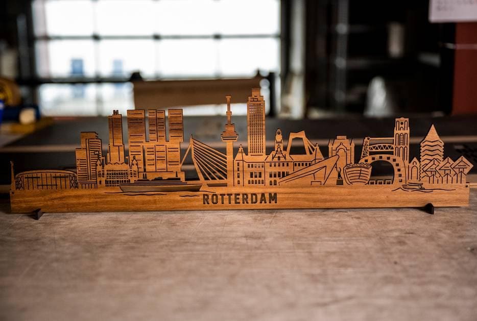 Uiteraard worden de skylines bijgewerkt, zoals deze van Rotterdam. In het midden staat de nieuwe Zalmhaventoren en een stukje naar rechts het depot van Boijmans van Beuningen.