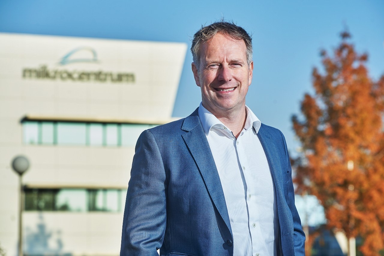 Frank Bruls voor het pand van Mikrocentrum in Veldhoven. Foto: Van Assendelft