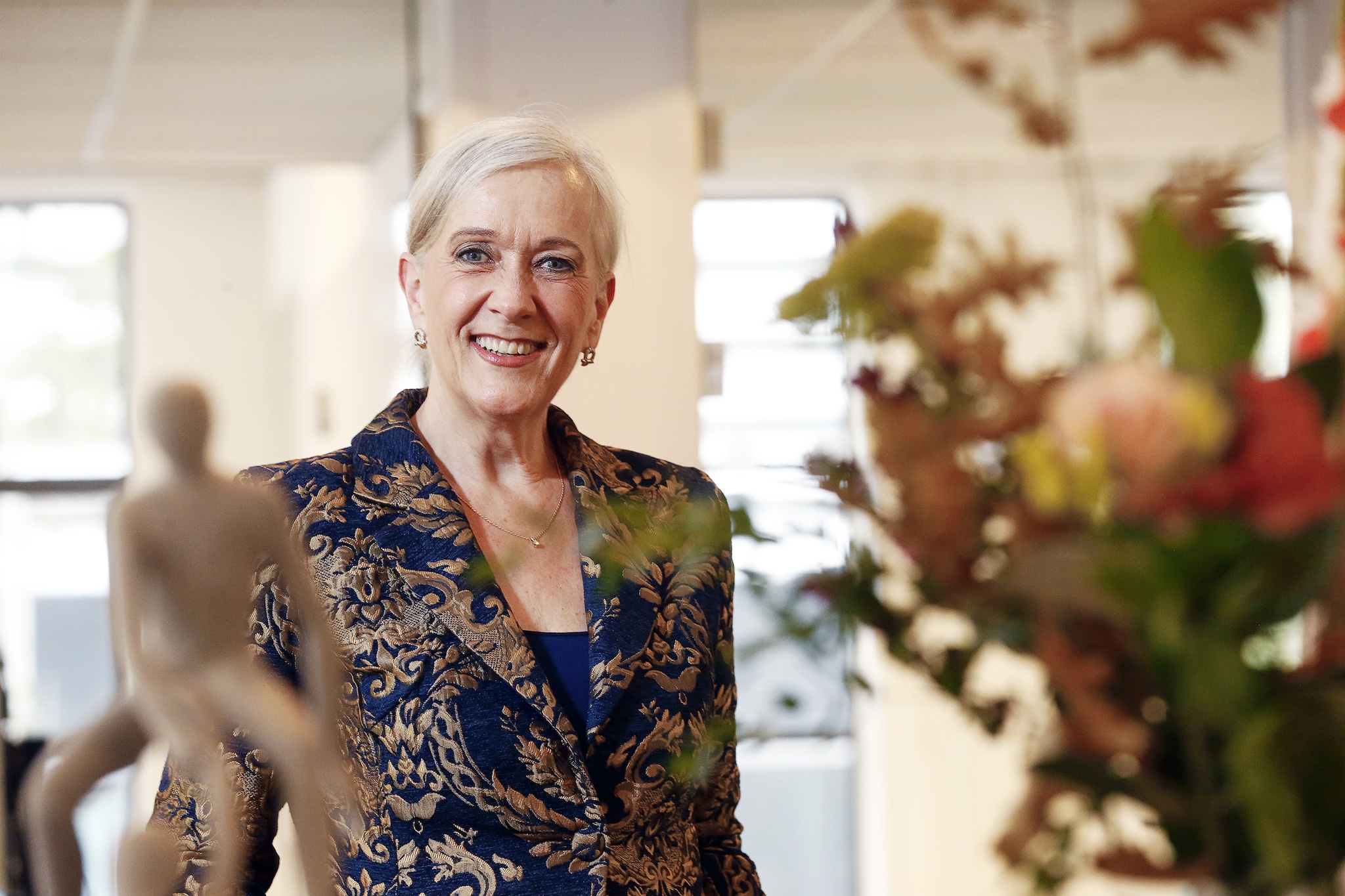 Corinne Nieuwenburg is, samen met twee andere officemanagers, verantwoordelijk voor alles wat zich afspeelt op kantoor. Ook zij ervaart dat bloemen thuisbezorgen in coronatijden goed werkt. Foto Ruud Voest