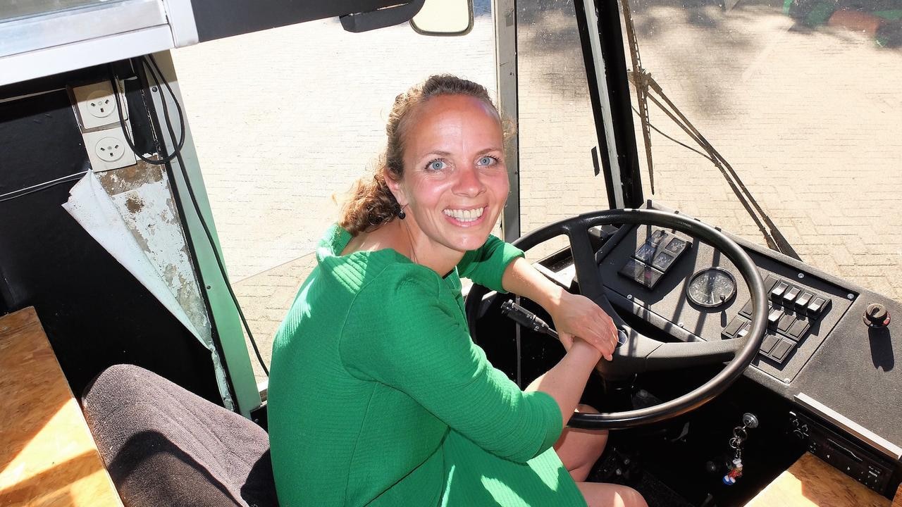 Loes van der Meulen in haar rijdende supermarkt. Foto: Nu.nl