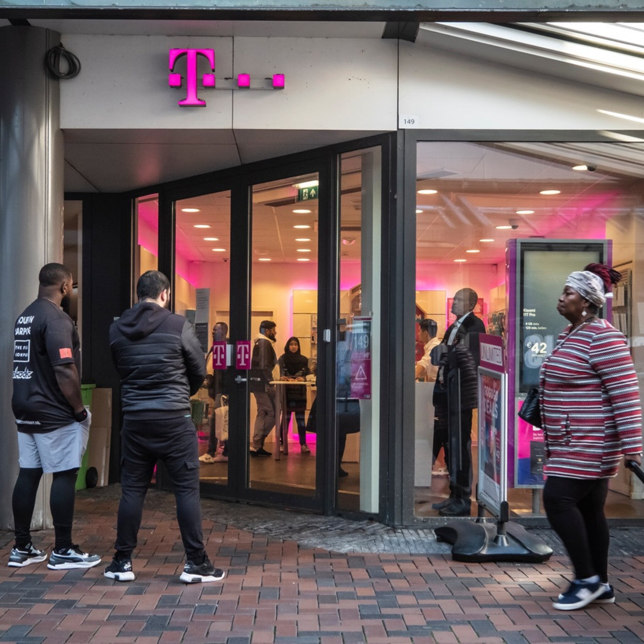 toekomst telefoonwinkels op het spel nu meeste mobieltjes uit winkels zijn