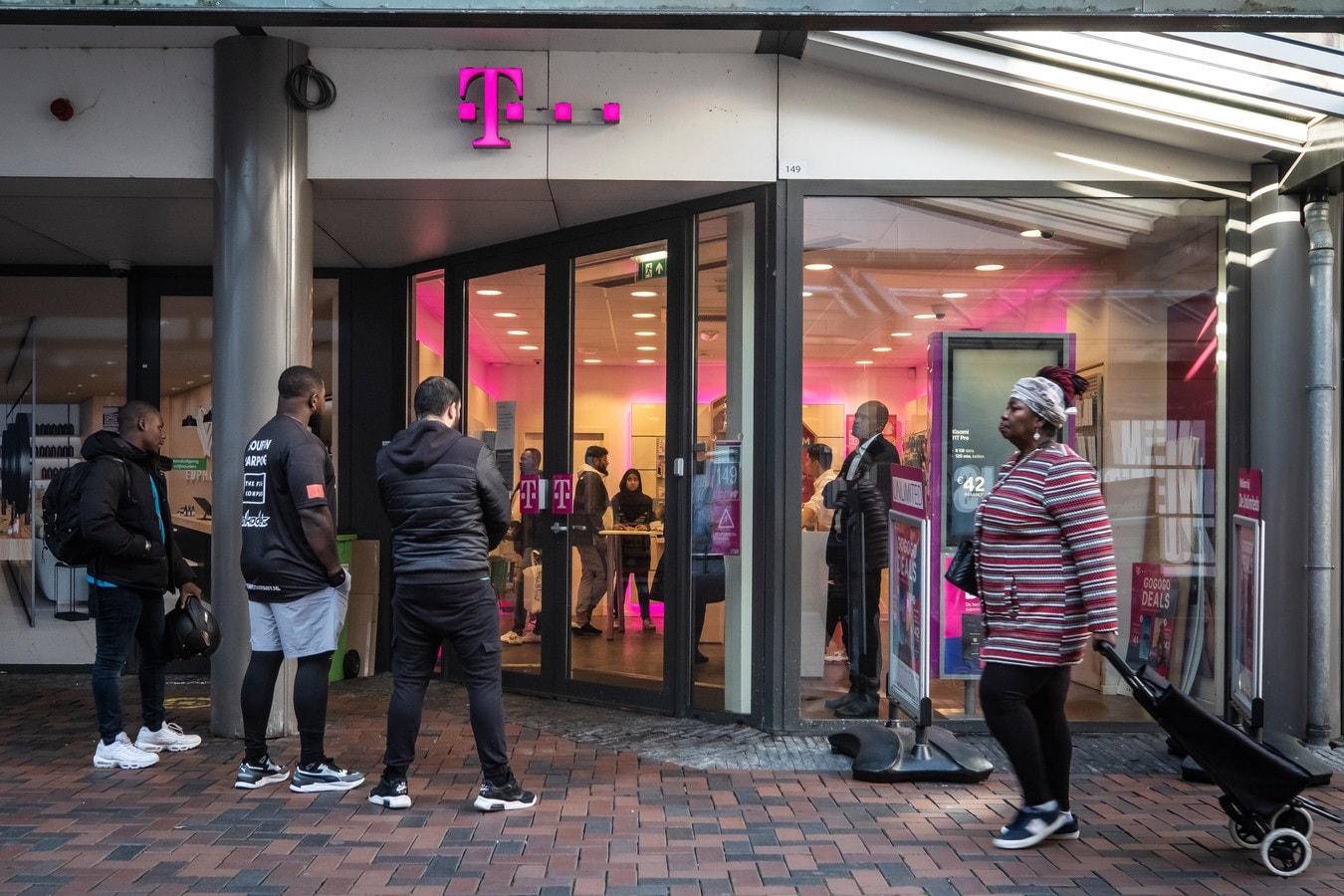 Na een golf overvallen op telefoonwinkels in en rondom Amsterdam heeft Phonehouse in navolging van grote ketens als KPN, T-Mobile en VodafoneZiggo de afgelopen dagen in heel Nederland de winkelvoorraden geminimaliseerd. Foto: Dingena Mol/AD