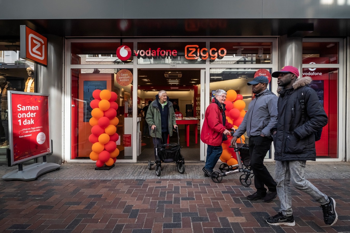 Een winkel van Vodafone/Ziggo aan het Bijlmerplein in Amsterdam, waar recent een overval plaatsvond. Foto: Dingena Mol/AD