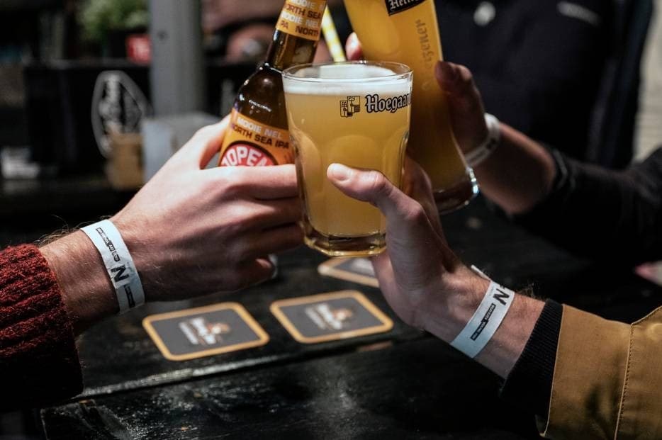 Er mogen polsbandjes en QR-codes voor nodig zijn, maar in het centrum van Nijmegen is er genoeg werk voor de horeca. Foto: Paul Rapp