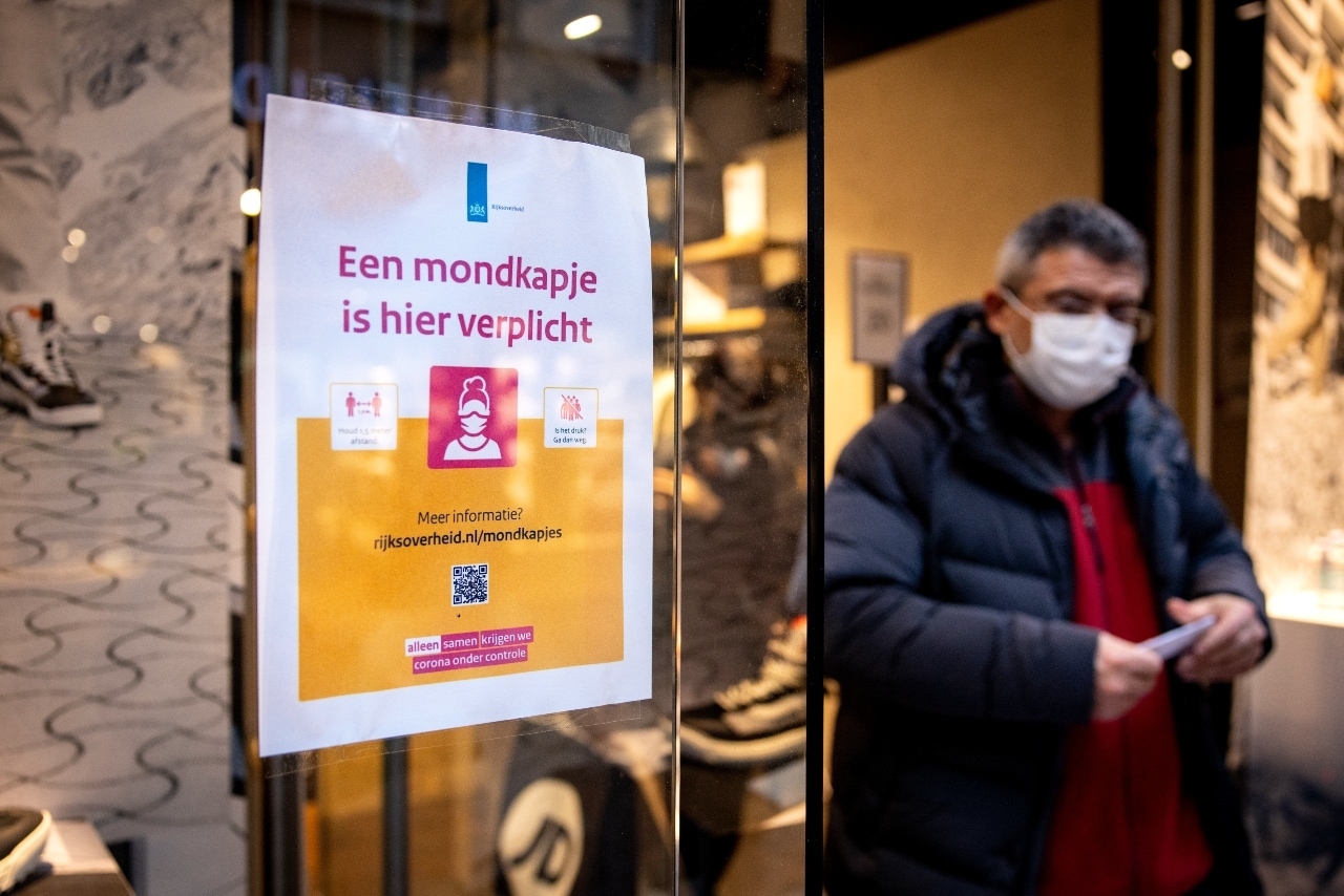 Het coronatoegangsbewijs invoeren in de hele detailhandel is een verkeerde maatregel, menen MKB Nederland en VNO-NCW. Foto: ANP.