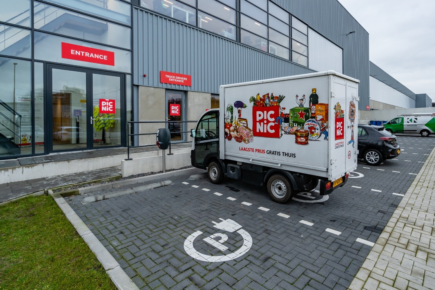 Een bezorgauto van Picnic voor een Amsterdamse vestiging. Foto: Shutterstock