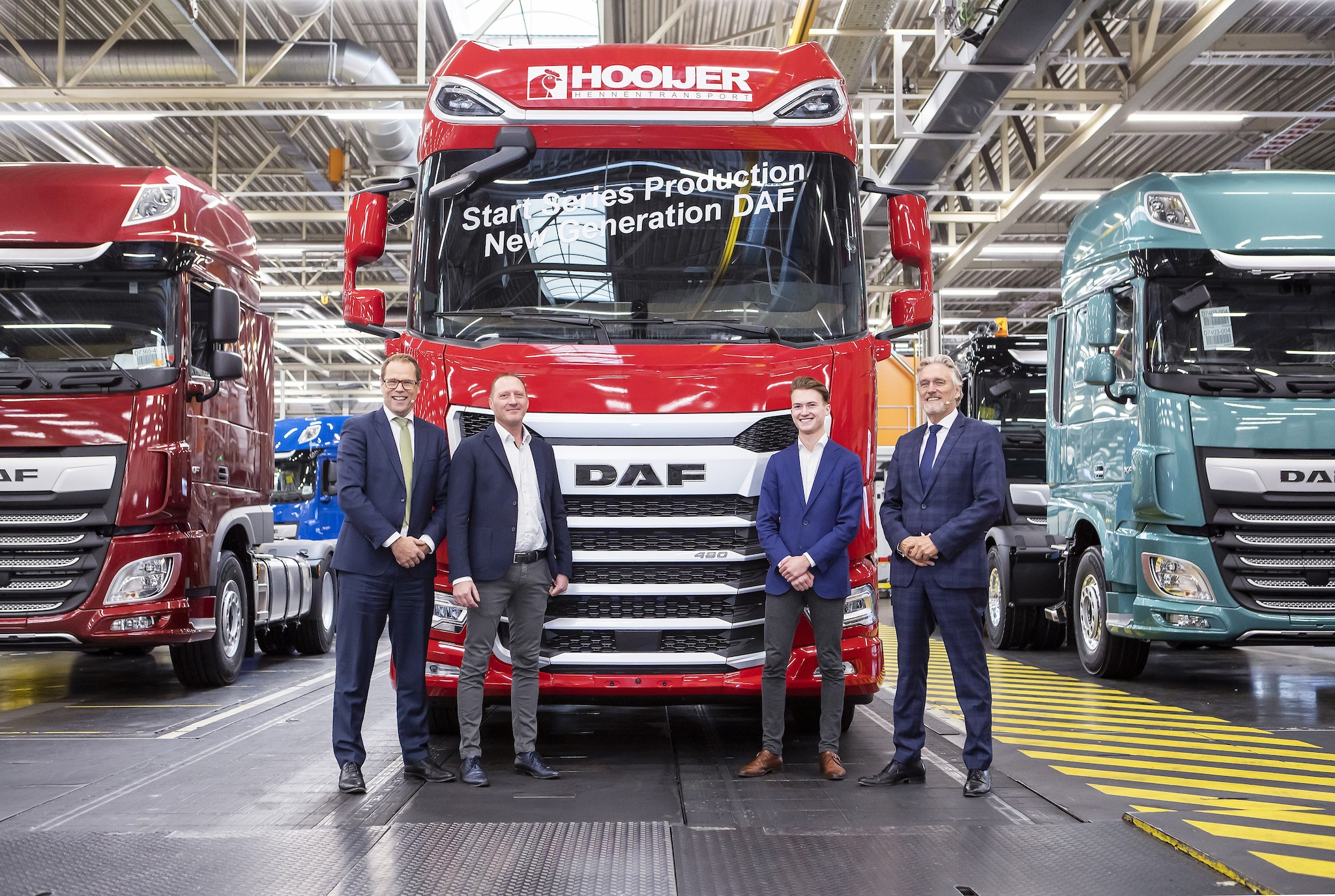 De eerste Nieuwe Generatie truck die van de band kwam, werd opgewacht door v.l.n.r. Harry Wolters (president-directeur van DAF), André Verbeek, directeur/eigenaar van Verbeek Agra Vision en eigenaar van de nieuwe truck, Niels Verbeek en John Jorritsma (burgemeester van Eindhoven). Foto: DAF