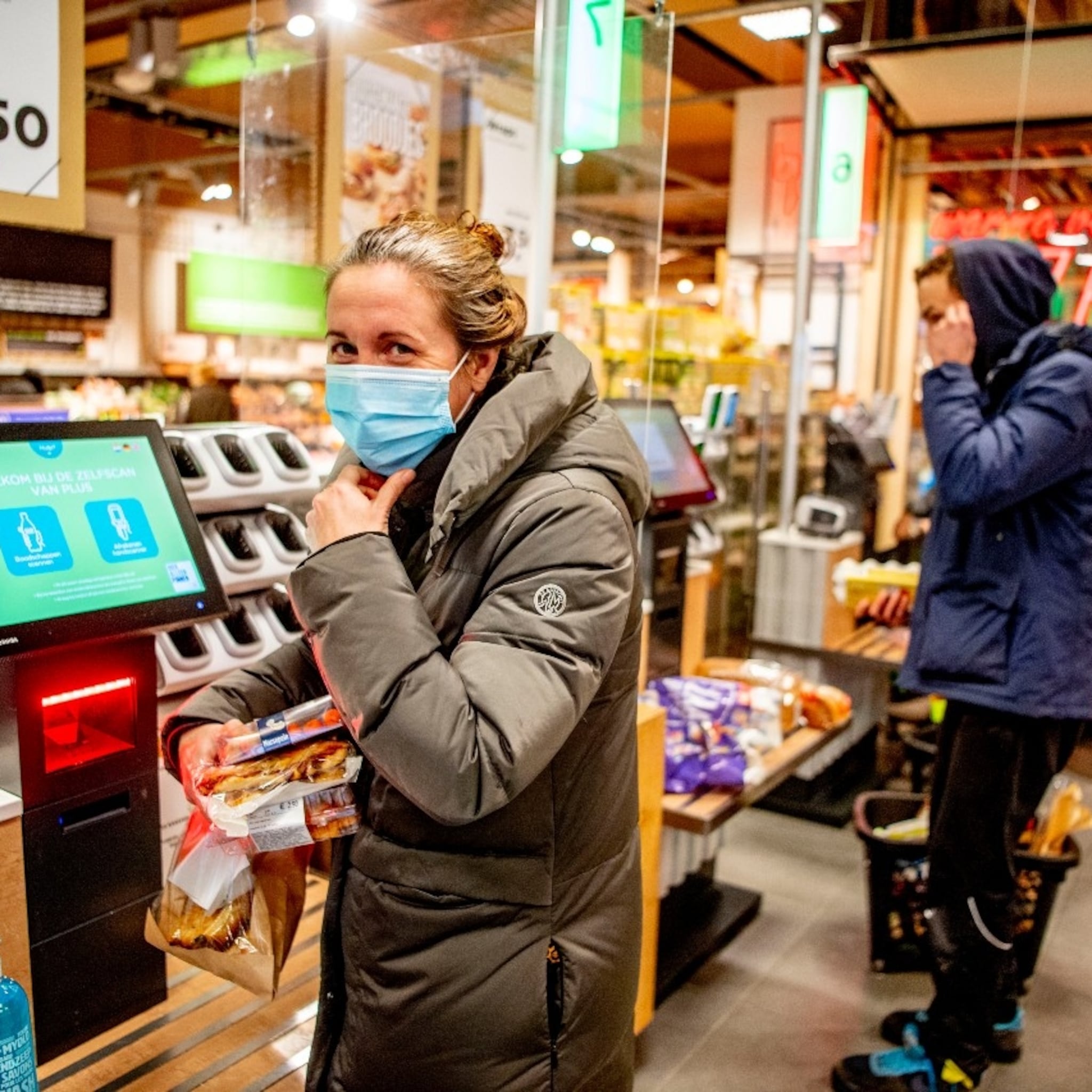 nieuwe coronaregels ingegaan mondkap op qr code bij de hand