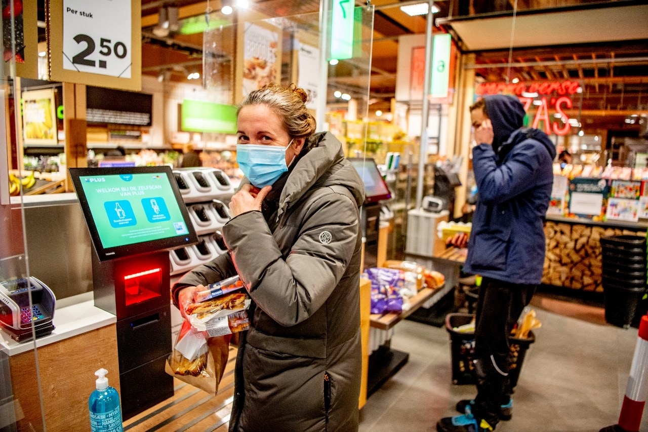 nieuwe coronaregels ingegaan mondkap op qr code bij de hand