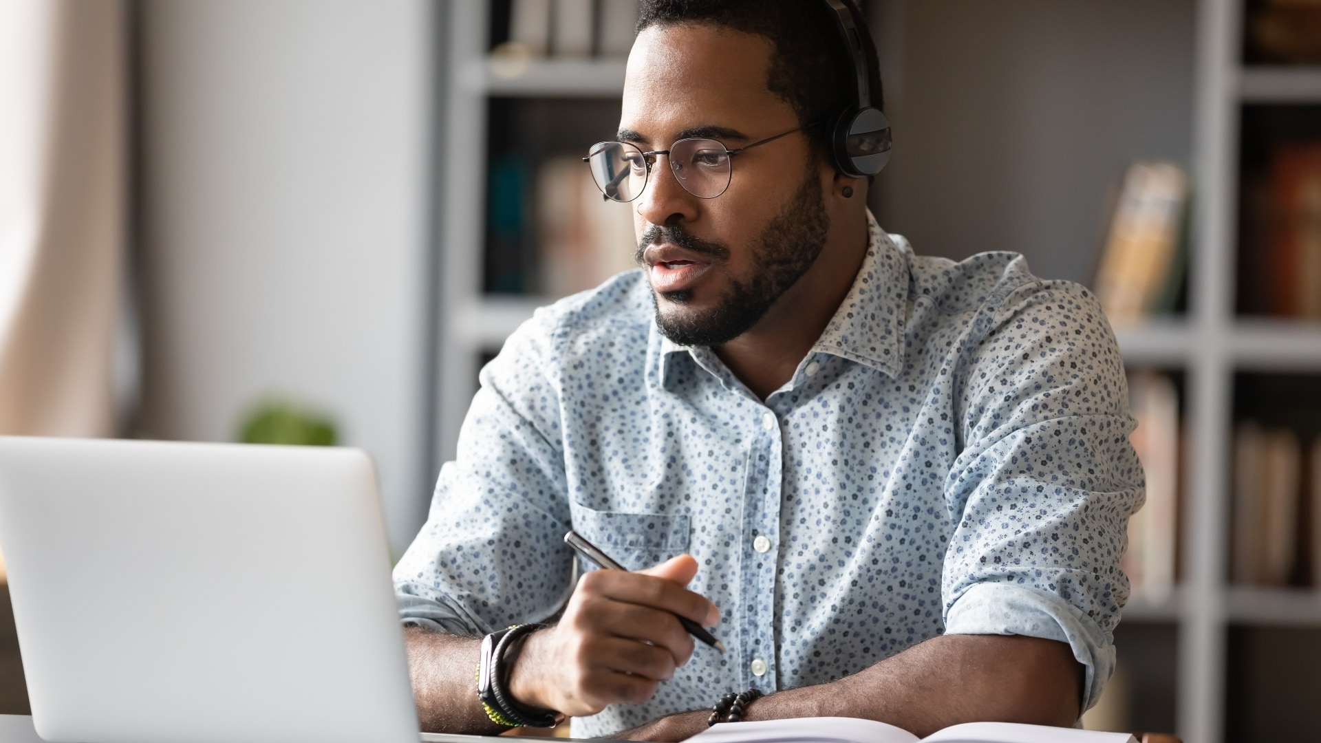 In de vertrouwde kantooromgeving stapt de leidinggevende sneller af op een collega die niet goed in zijn vel lijkt te zitten, maar op afstand is het moeilijker om signalen op te vangen. Foto: Shutterstock