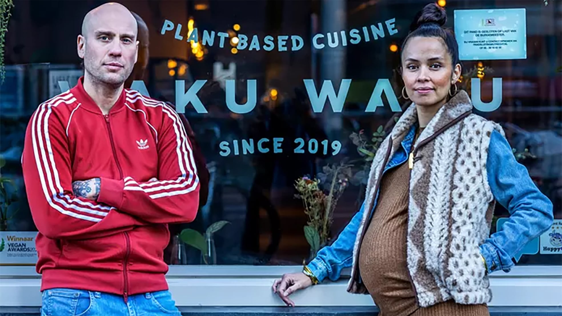 Naphassa Parinussa en Floris Beukers eten zelf plantaardig en willen de wereld kennis laten maken met hoe lekker eten kan zijn zonder dierlijke producten.  Angeliek de Jonge