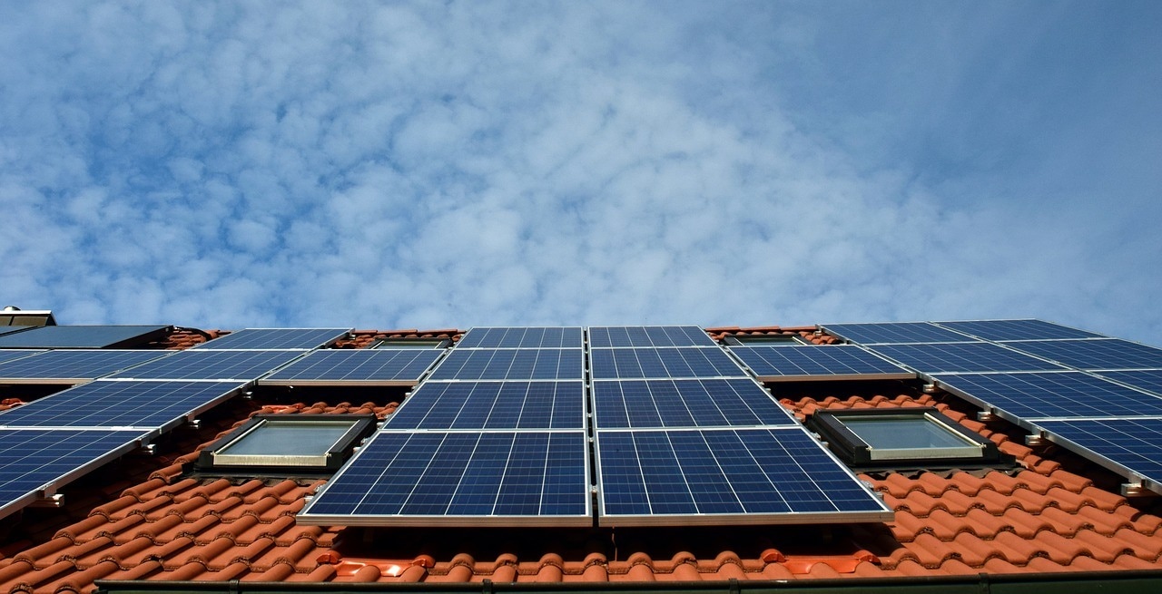 De vraag of een zonnepaneel roerend of onroerend is, hangt af van de specifieke situatie. Foto: Pixabay