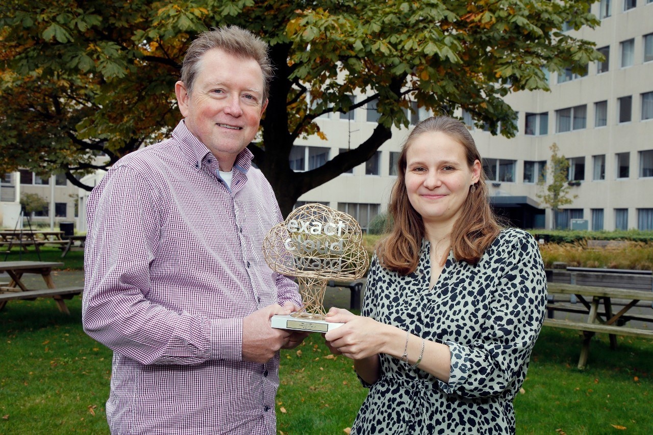 Marcel Koppers en Cecilia Blok van A-Kantoor in Utrecht, met de Award. Foto's: Ruud Voest.