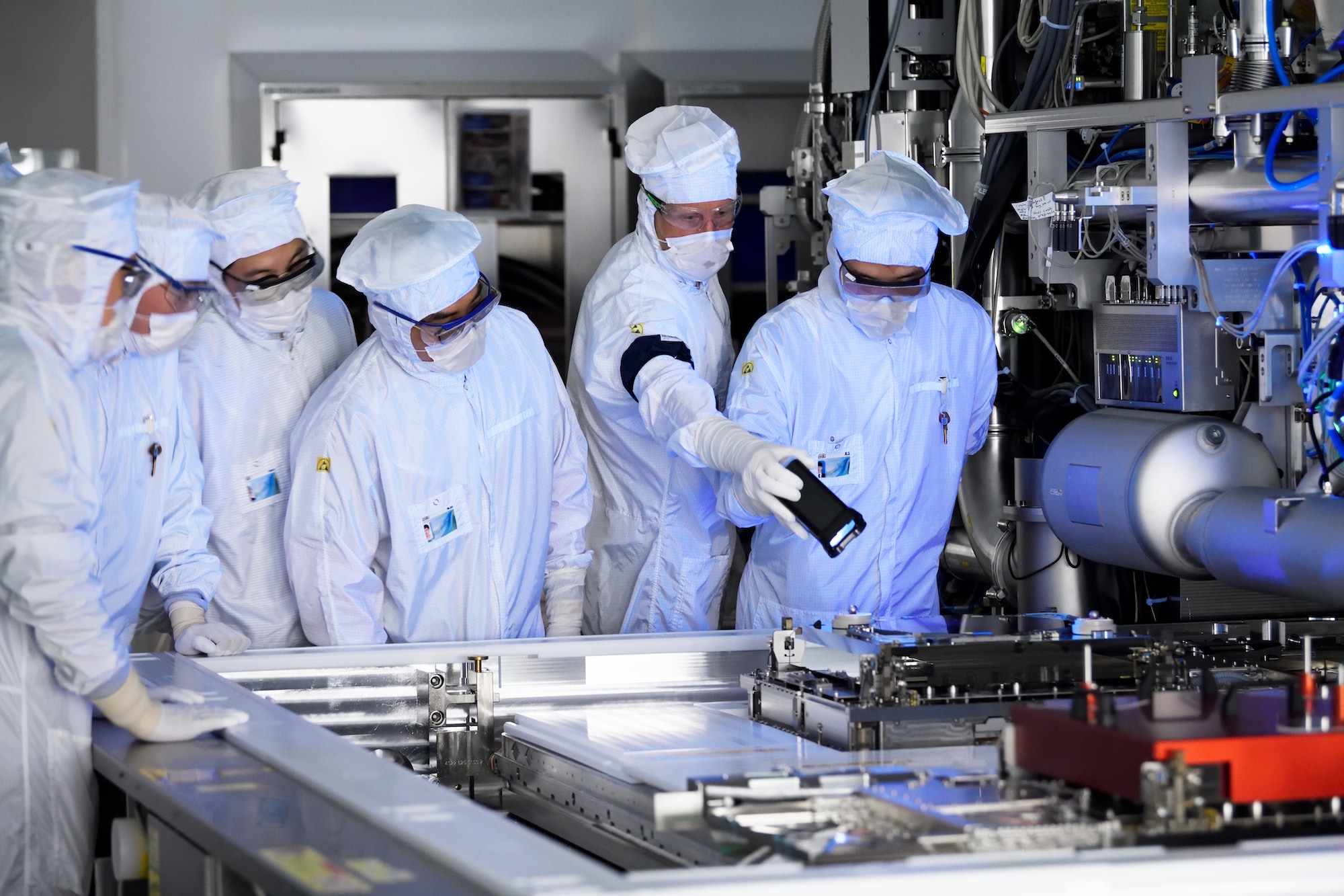 Een EUV-trainer geeft bij ASML uitleg aan trainees.  foto: ASML