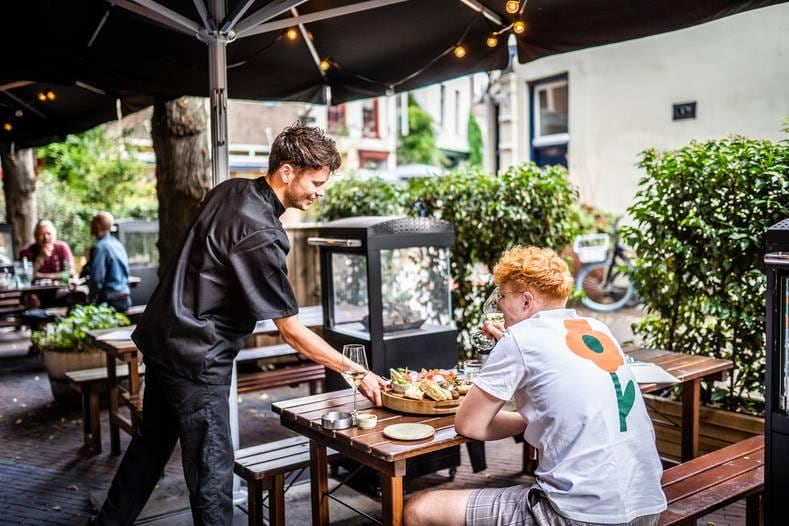 Nu de horeca, wel met QR-code, open kan, is de vraag naar horecalocaties volgens Funda gestegen. Foto: ANP