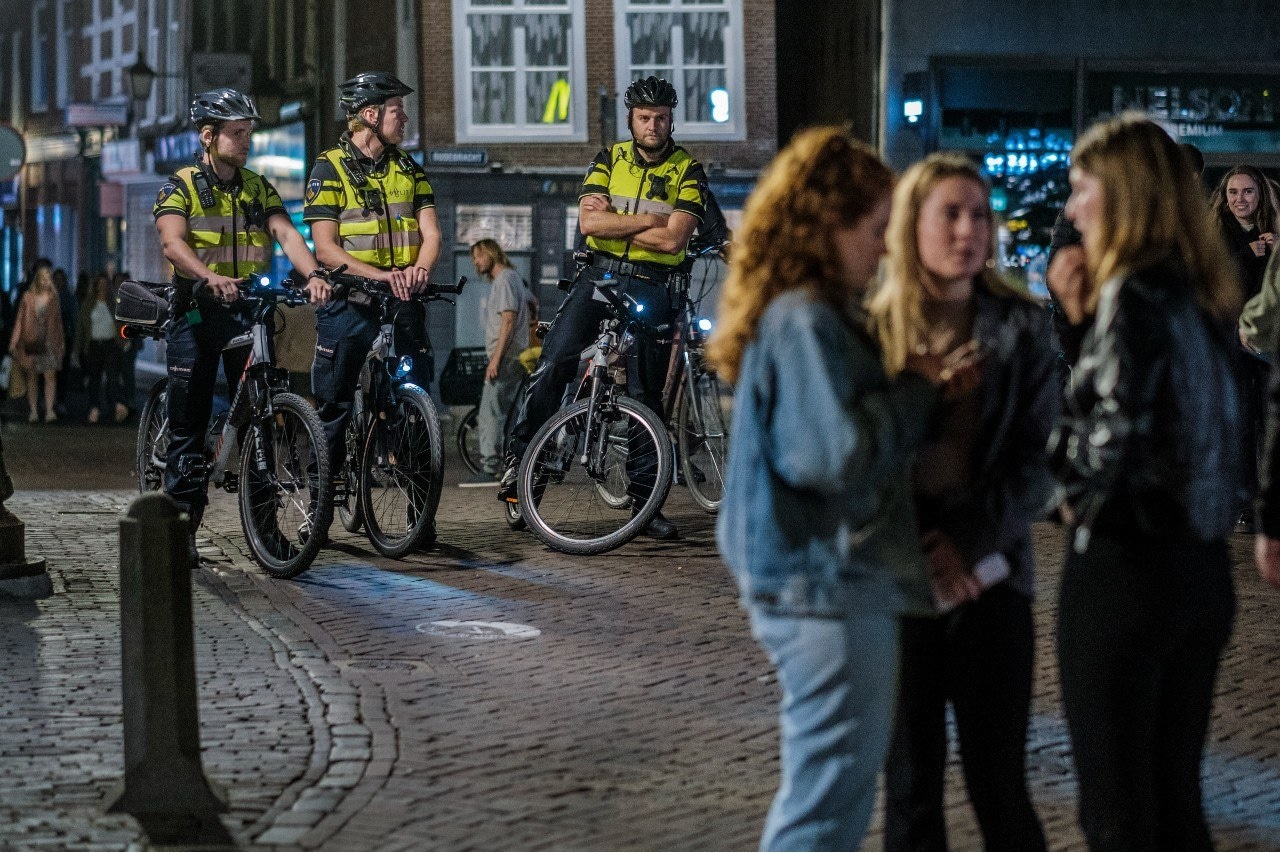 De verplichte sluitingstijd om middernacht leidt tot overlast en handhavingsproblemen, meent Koninklijke Horeca Nederland. Foto: ANP.