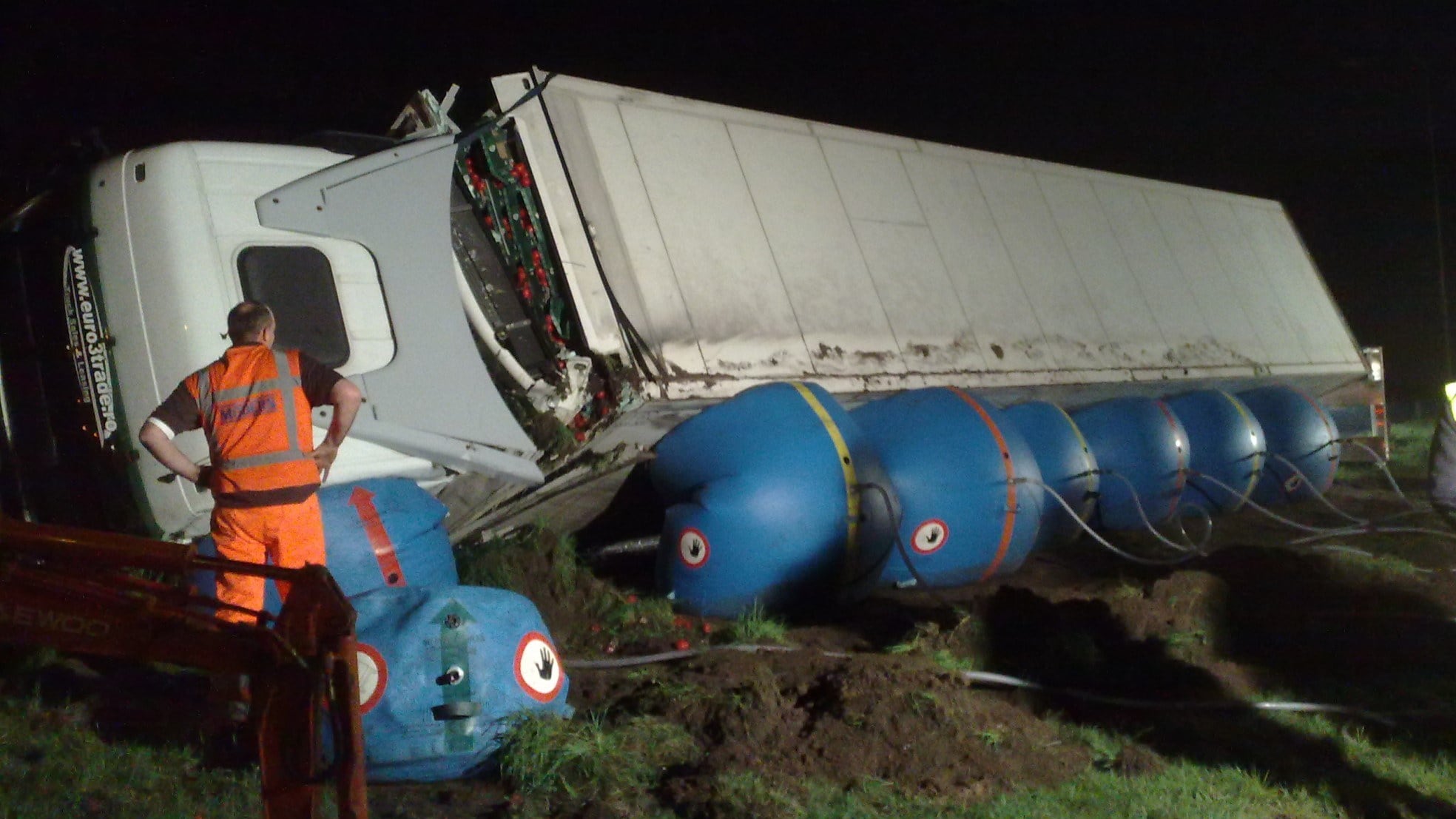 De luchtkussens vergroten het oppervlak waaraan bergers een truck kunnen 'hijsen'. Een BCU-medewerker checkt of alles goed gaat. Foto: BCU