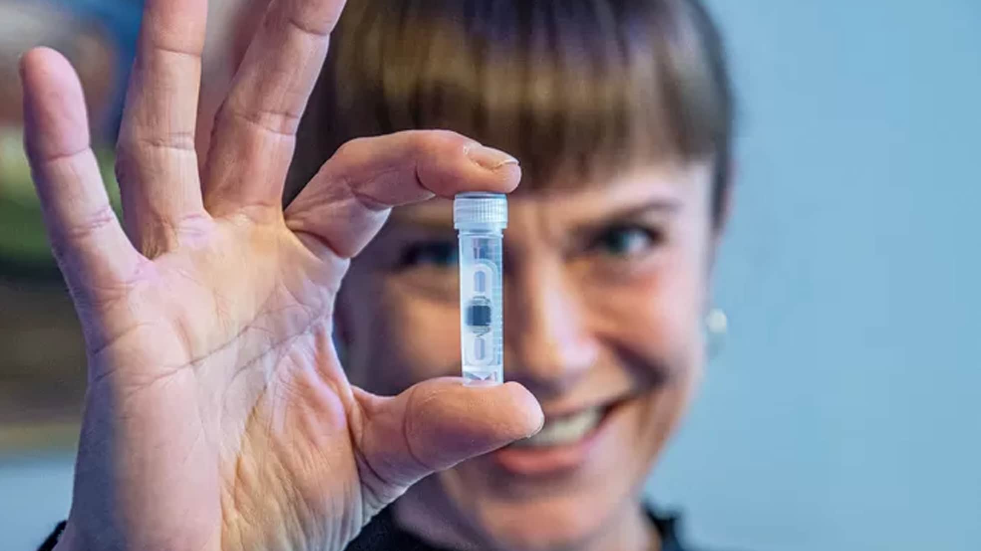 Brigitte van Gestel met een chip. Foto: Jan van Eijndhoven