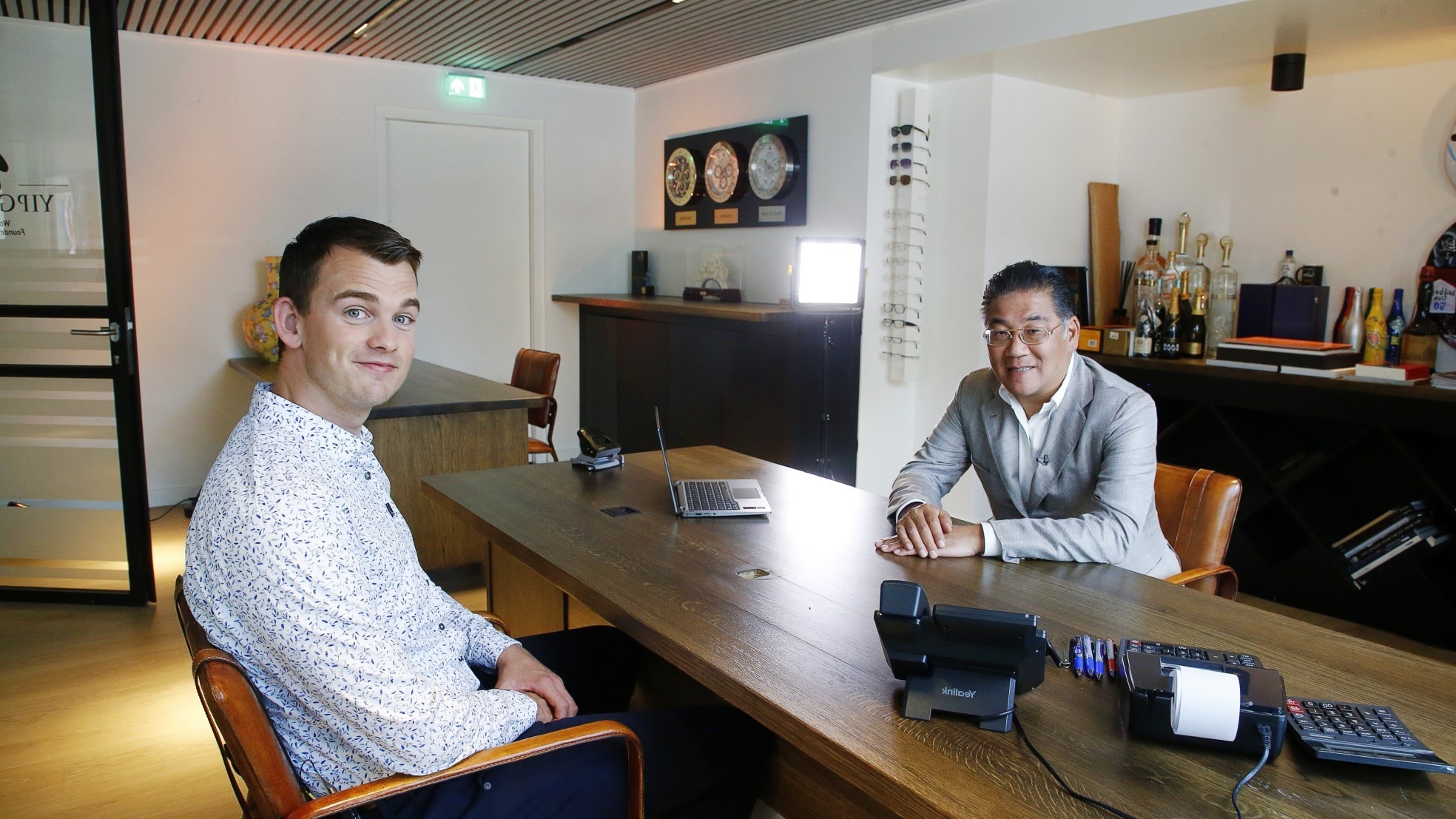 Mathijs Vrijbloed van Vrijbloed Transport BV in gesprek met Won Yip. Foto: Ruud Voest