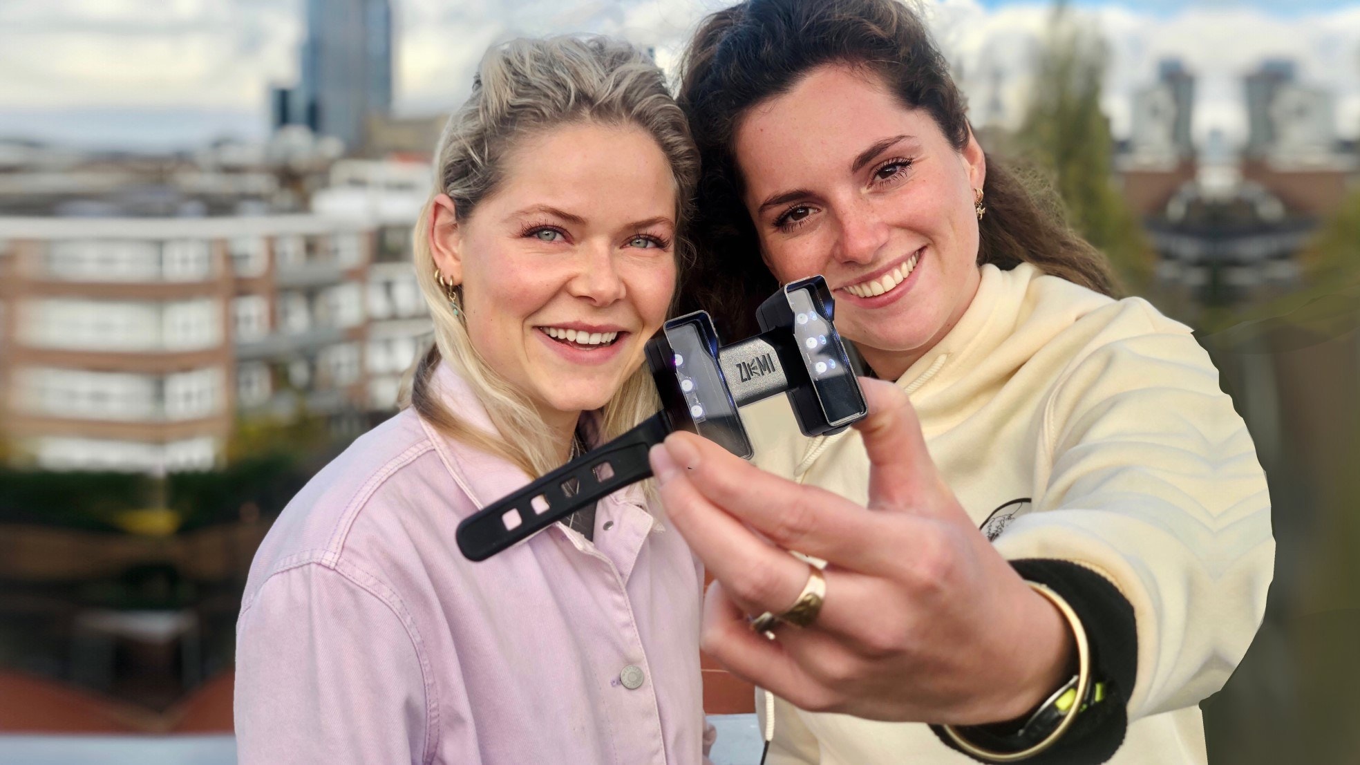 Luci Santema (rechts) en Elianne Koetzier uit Delft zijn de oprichters achter de startup. Foto's: Ziemi.