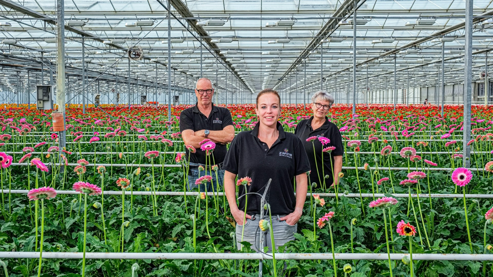 Simon Zwarts (links) met zijn dochter Simone en vrouw Nelleke in de kas die hij als gevolg van de hoge energieprijzen heeft moeten sluiten. Foto: Marlies Wessels