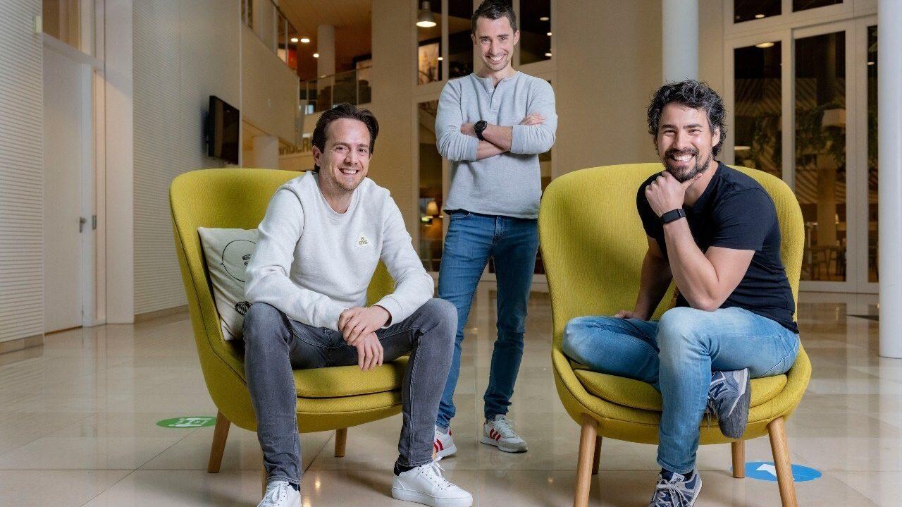 Dwarfs-oprichters Demian Beenakker (CEO, midden) en Bas Urlings (CMO, rechts), samen met Chief Growth Officer Marco Coninx (links). Foto: Dwarfs.