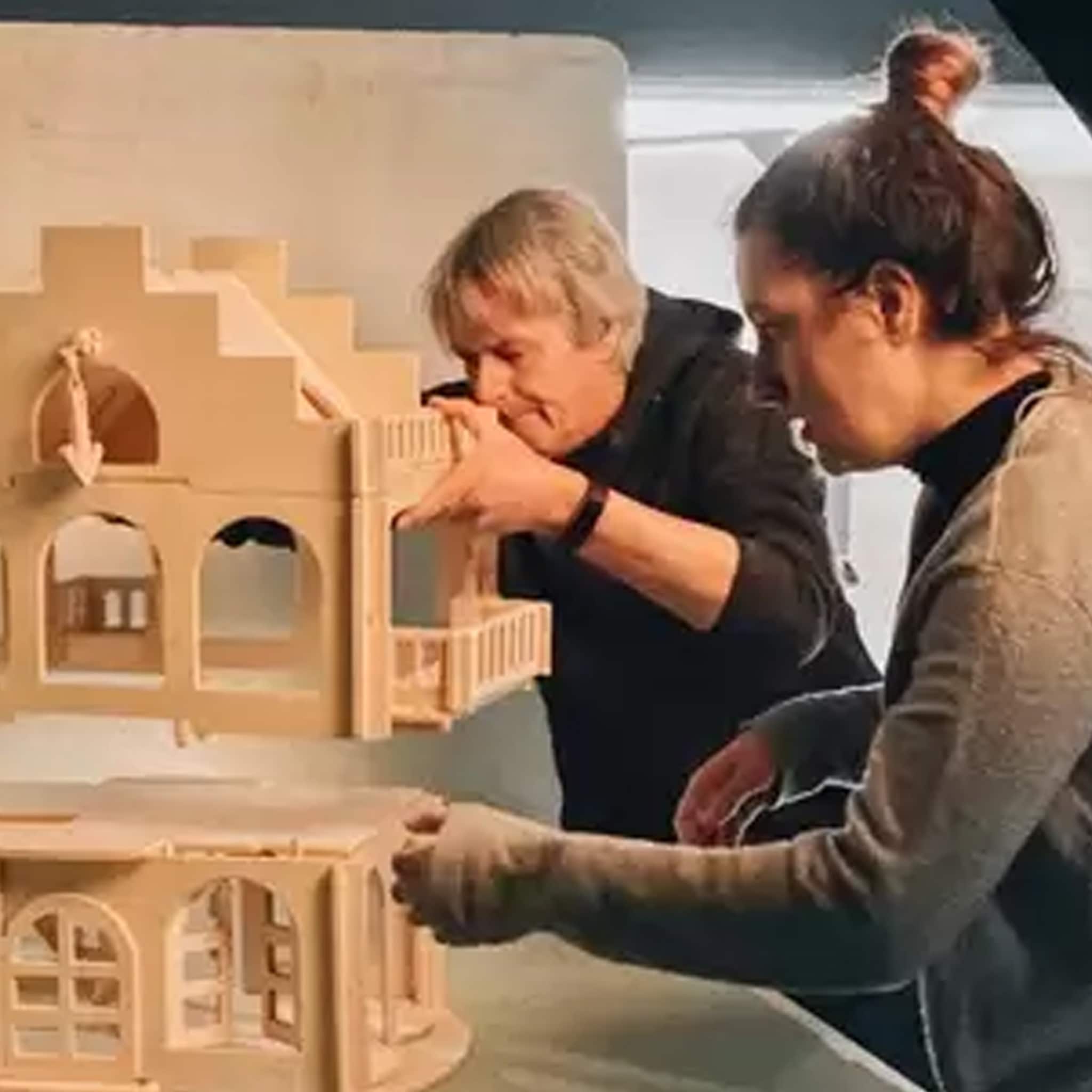 zo zetten vader en dochter pijfers houten speelgoedwinkel lovelties op