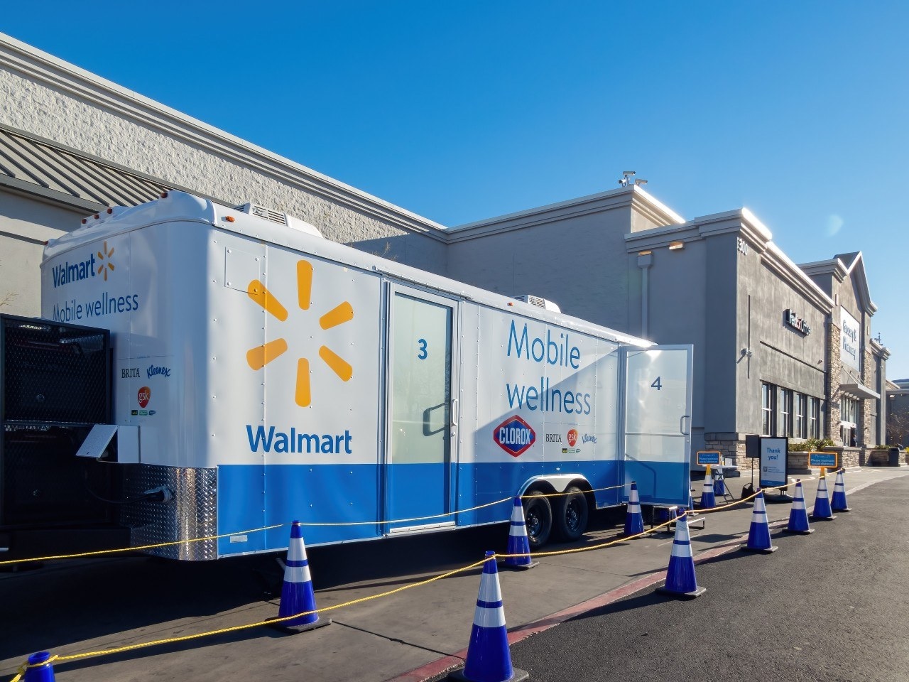 Walmart parkeert een van de vele trailers - met louter gezondheidsartikelen - hier pal tegenover een groentenwinkel. Bewust, stelt Walmart zelf. Foto: Shutterstock.