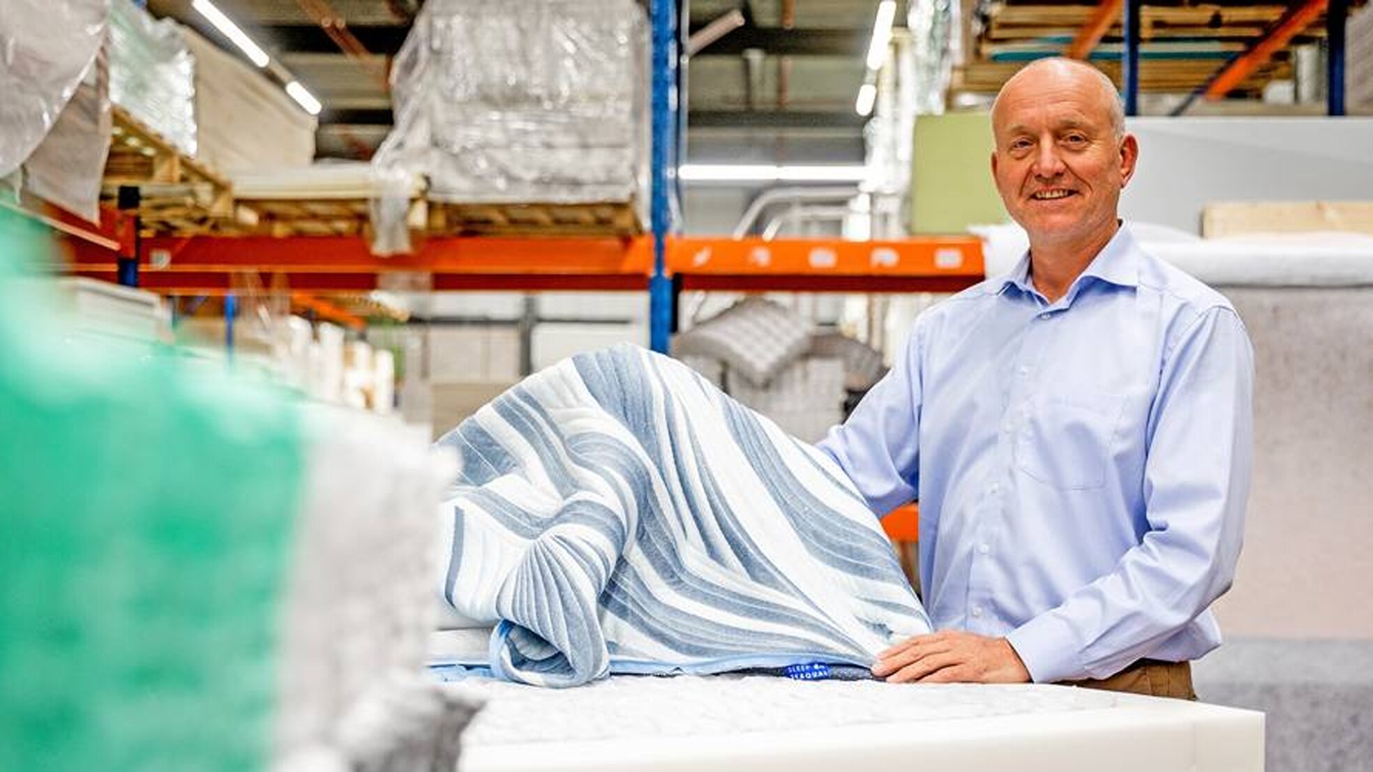 Ronald Slooter van Ultima houdt een matrashoes vast van gerecyclede petflessen. Foto: Jeffrey Groeneweg