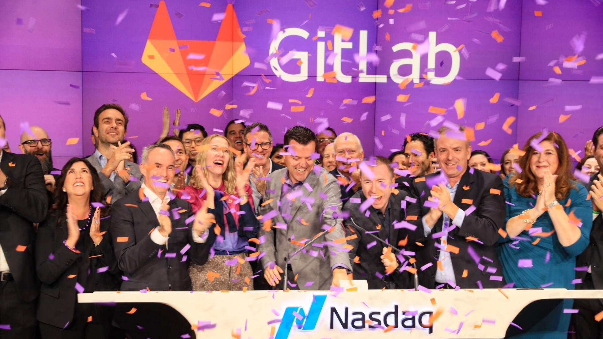 Het moment waarop Sietse Sijbrandij het feestelijke startsein geeft voor de beursgang van zijn onderneming. Foto: Twitter/Gitlab,