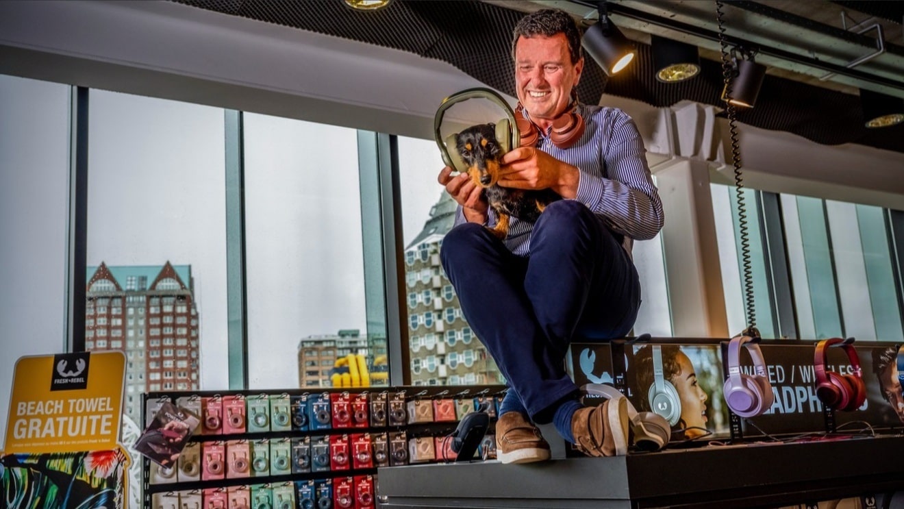 Pim Schoonenberg: ,,We zijn een stuk goedkoper dan onze grote concurrenten, maar doen niet ver onder aan de kwaliteit van bijvoorbeeld een Sony. Foto: Frank de Roo