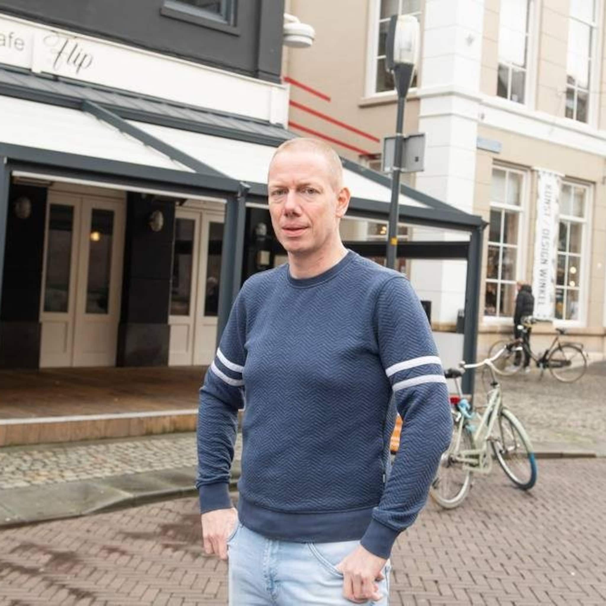 hoe kom je aan horecapersoneel enschedees eetcafe bindt met gratis rijbewijs personeel aan zich