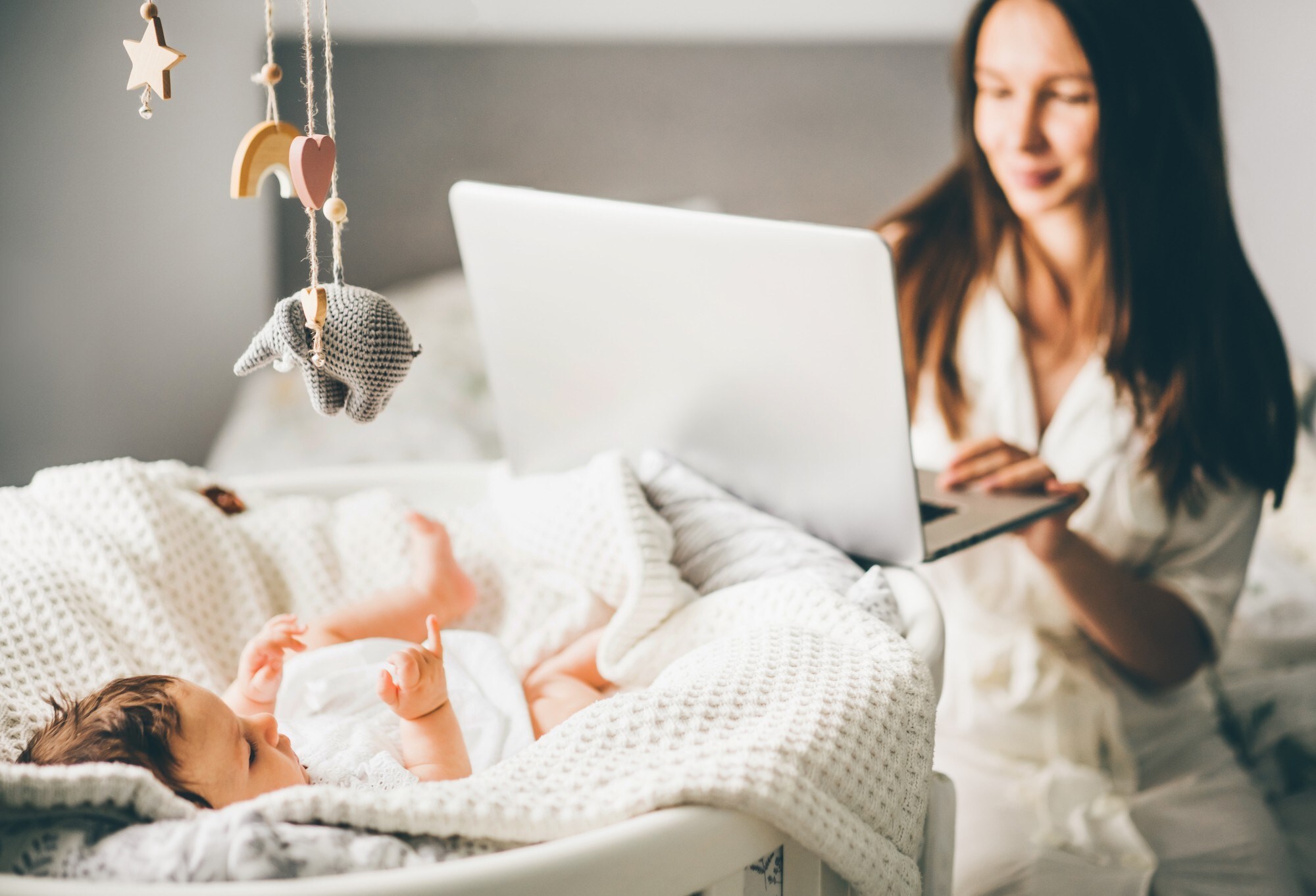 Wet betaald ouderschapsverlof regelt dat werkende ouders deels betaald ouderschapsverlof kunnen opnemen bij de geboorte van hun kind. Volgens PZO gaat de wet niet op voor zzp'ers. Foto: Shutterstock