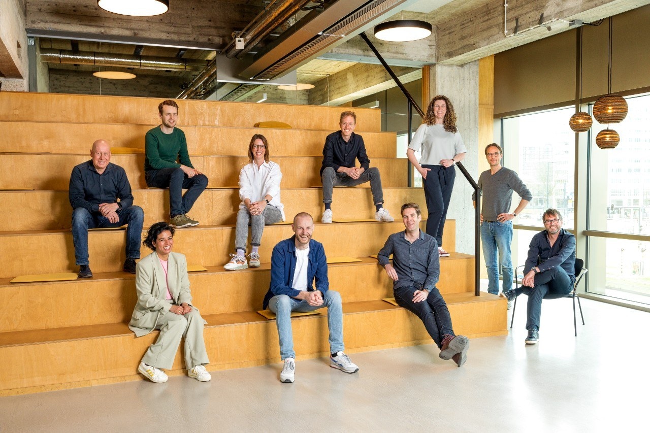 Het Moonback-team van Niels Meijssen, onderaan zittend, tweede van links.