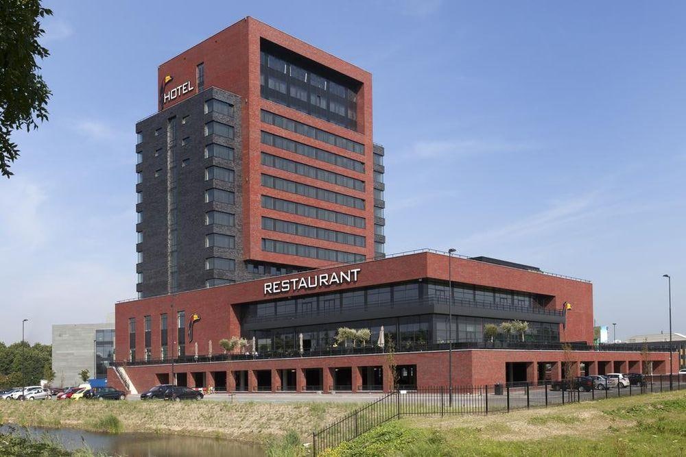 Vanwege gebrek aan personeel sluit het restaurant van Van der Valk in Dordrecht tijdelijk de deuren. Hotelgasten en gasten uit de regio, die niet blijven slapen, zijn welkom op zaterdag en zondag. Foto: Van der Valk