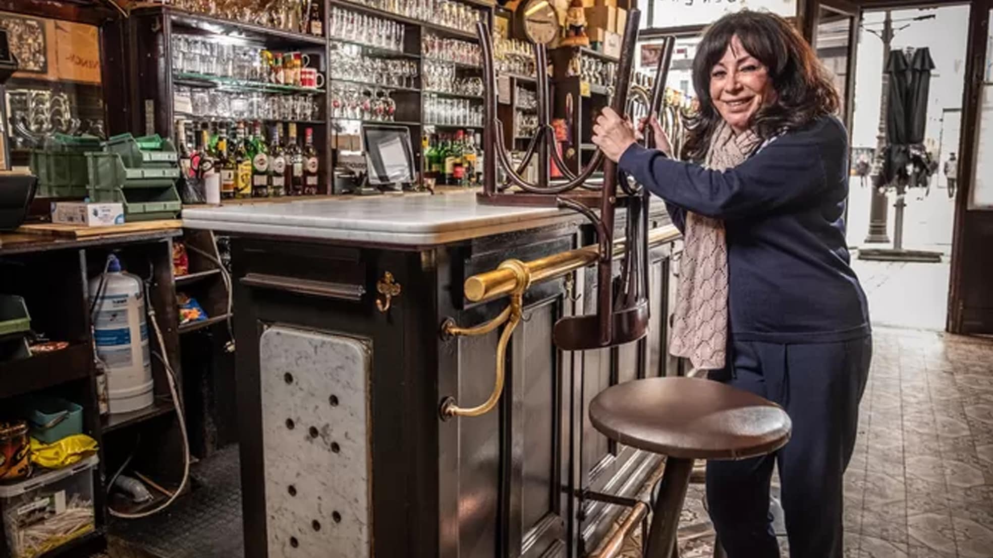 Linda Van Heymbeeck, eigenaar van café Den Engel in Antwerpen, ziet Nederlanders graag komen.  Bart Leye (Archief)