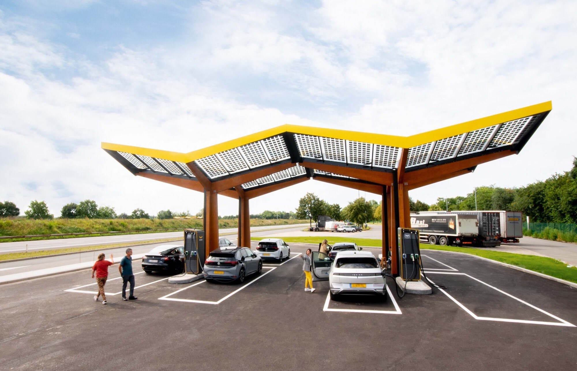 In het derde kwartaal opende Fastned 21 stations, waarvan 14 in Nederland. Daarmee kwam het totaal op 164 laadstations in 5 landen. Foto: Fastned
