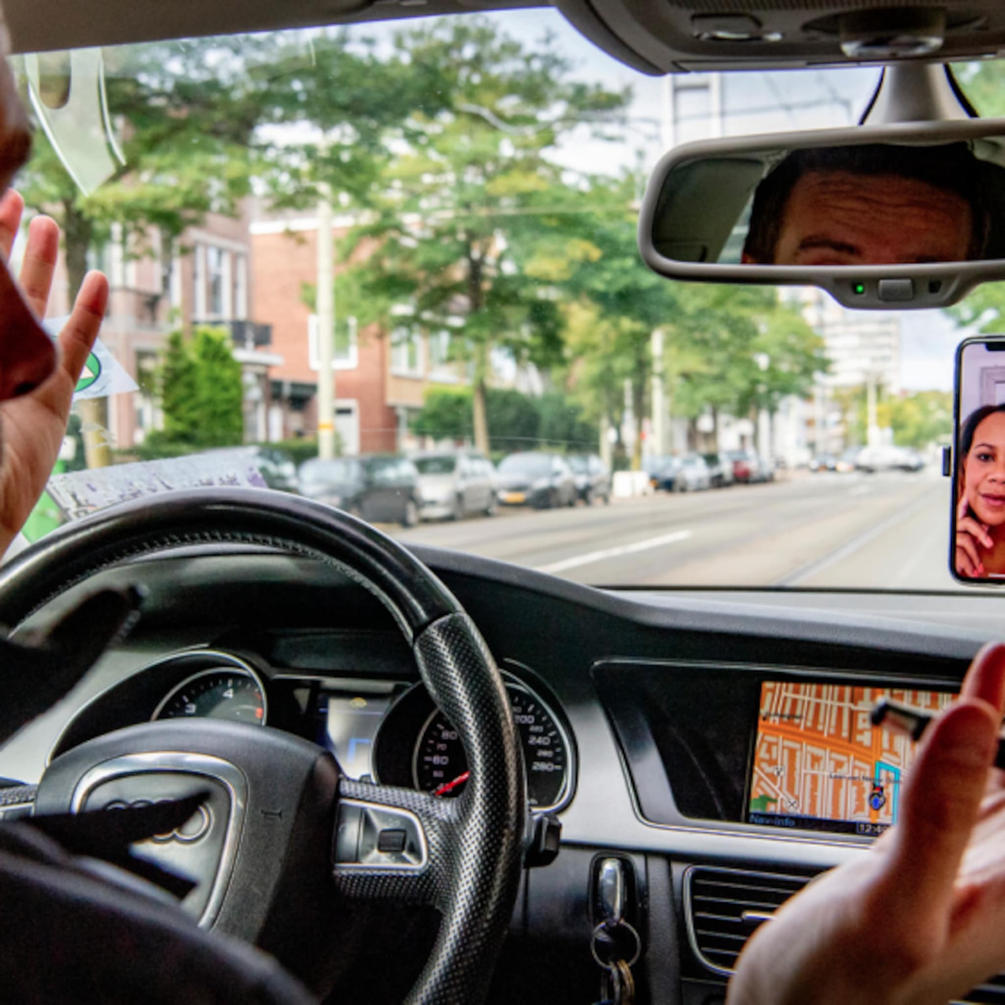 zoom meeting vanuit de auto bijwonen levensgevaarlijk niet doen