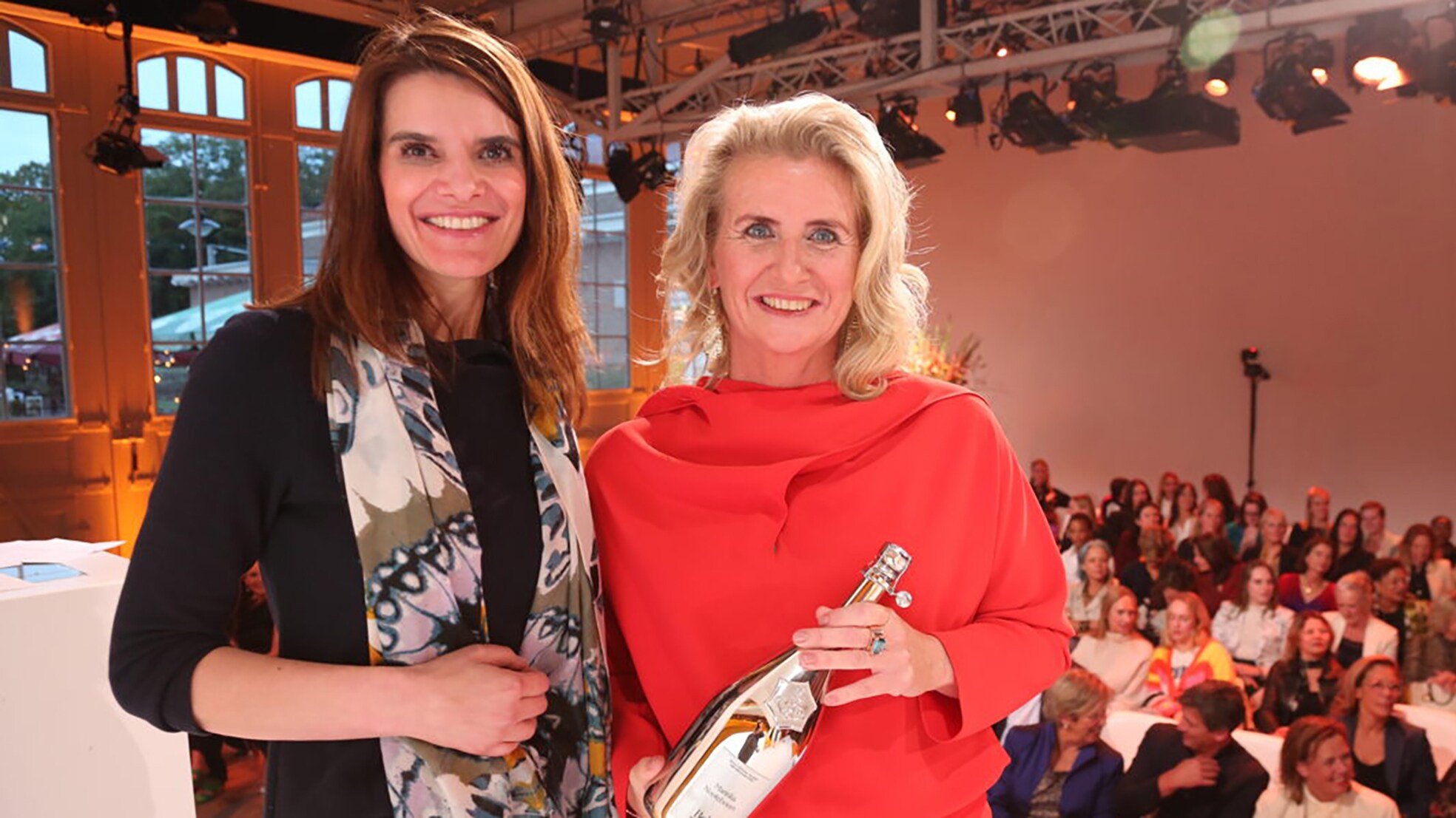 Marinka Nooteboom (rechts) is de nieuwe Zakenvrouw van het Jaar 2022. Zij kreeg de prijs overhandigd door Barbara Visser, demissionair minister van Infrastructuur en Waterstaat.