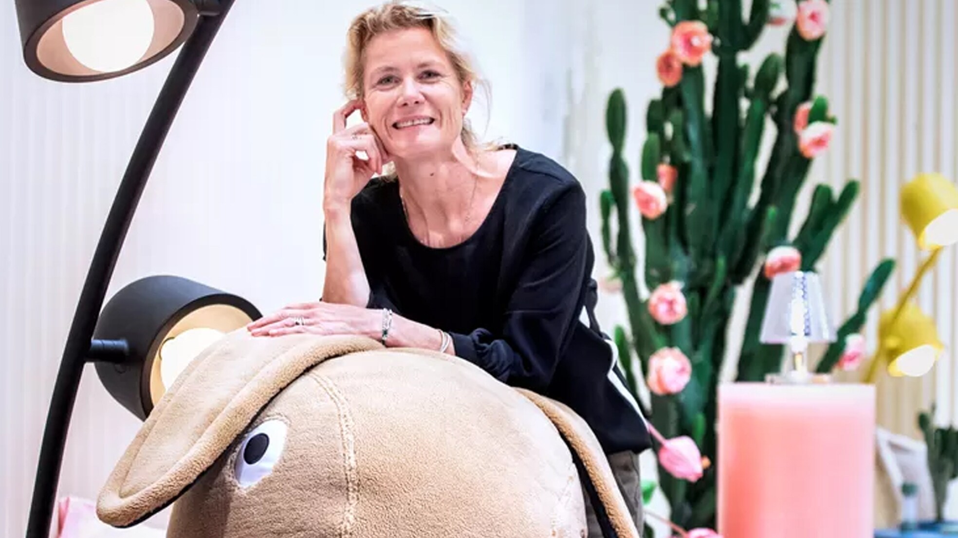 Ceo Petra Vos leunend op het Fatboy loungekonijn