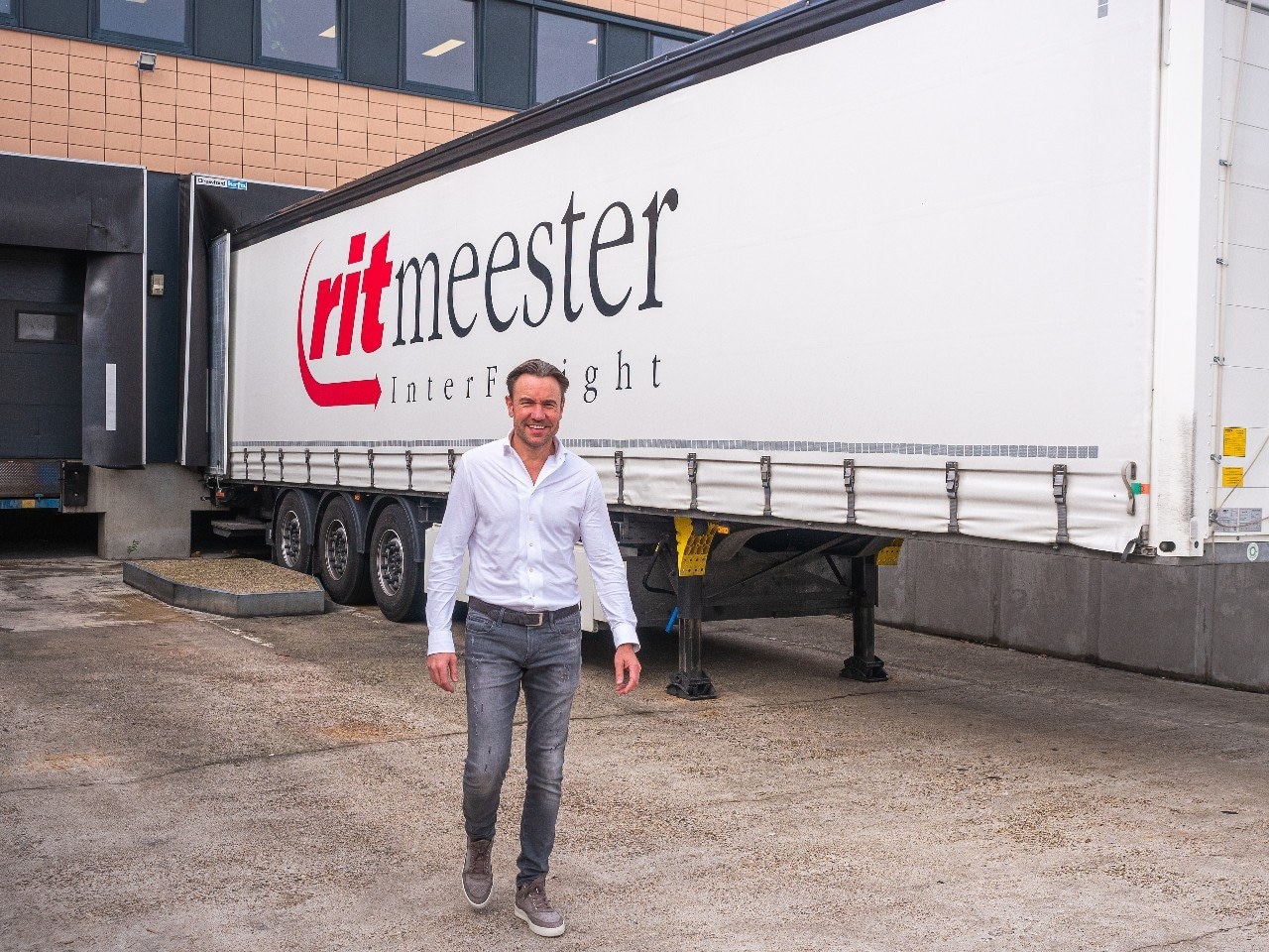 Robert-Jan Keijzers voor een vrachtwagen van zijn distributiebedrijf Ritmeester. Foto: Mark Litjens